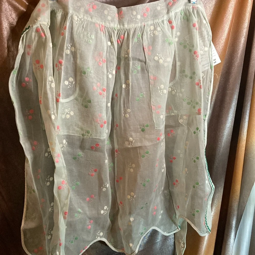 Vintage mint sheer apron with green rikrak flocked‎ flowers and pockets. 410